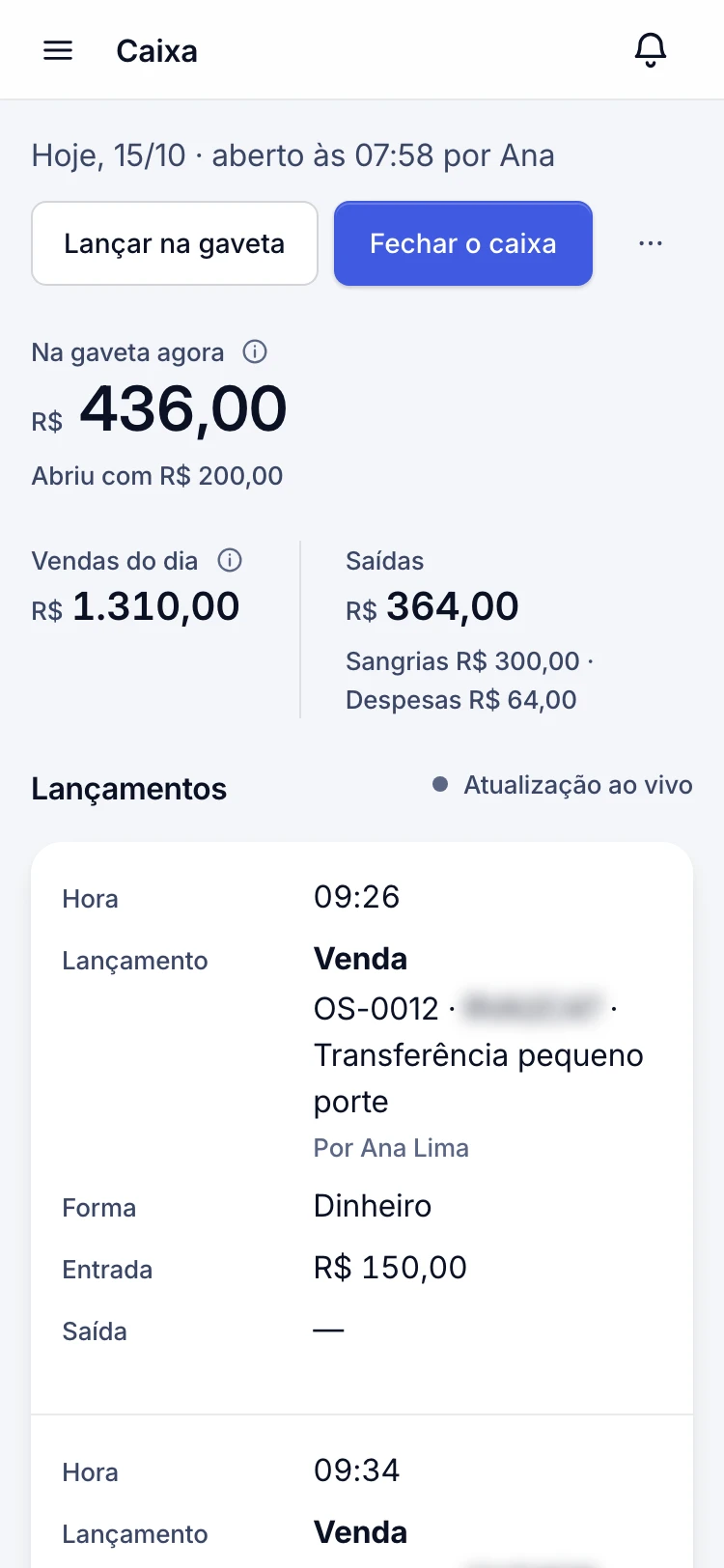 O Caixa do dia aberto no navegador de um celular: o dinheiro na gaveta em destaque, os botões de lançar e fechar o caixa, as vendas e as saídas do dia e a lista de lançamentos em cartões.